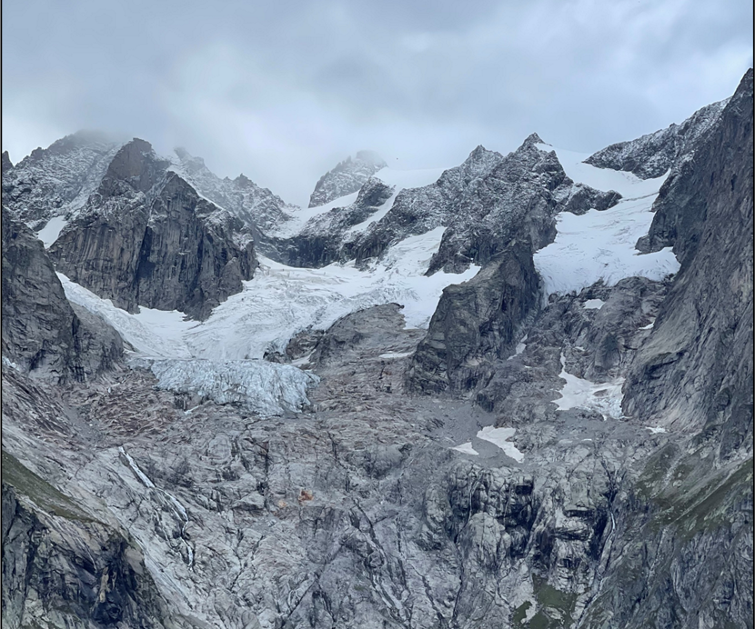 Visuell oppgave. Kandidater som er påmeldt eksamen tilpasset blinde og svaksynte får eget oppgavesett. Snøbreer i bratt fjellterreng.
